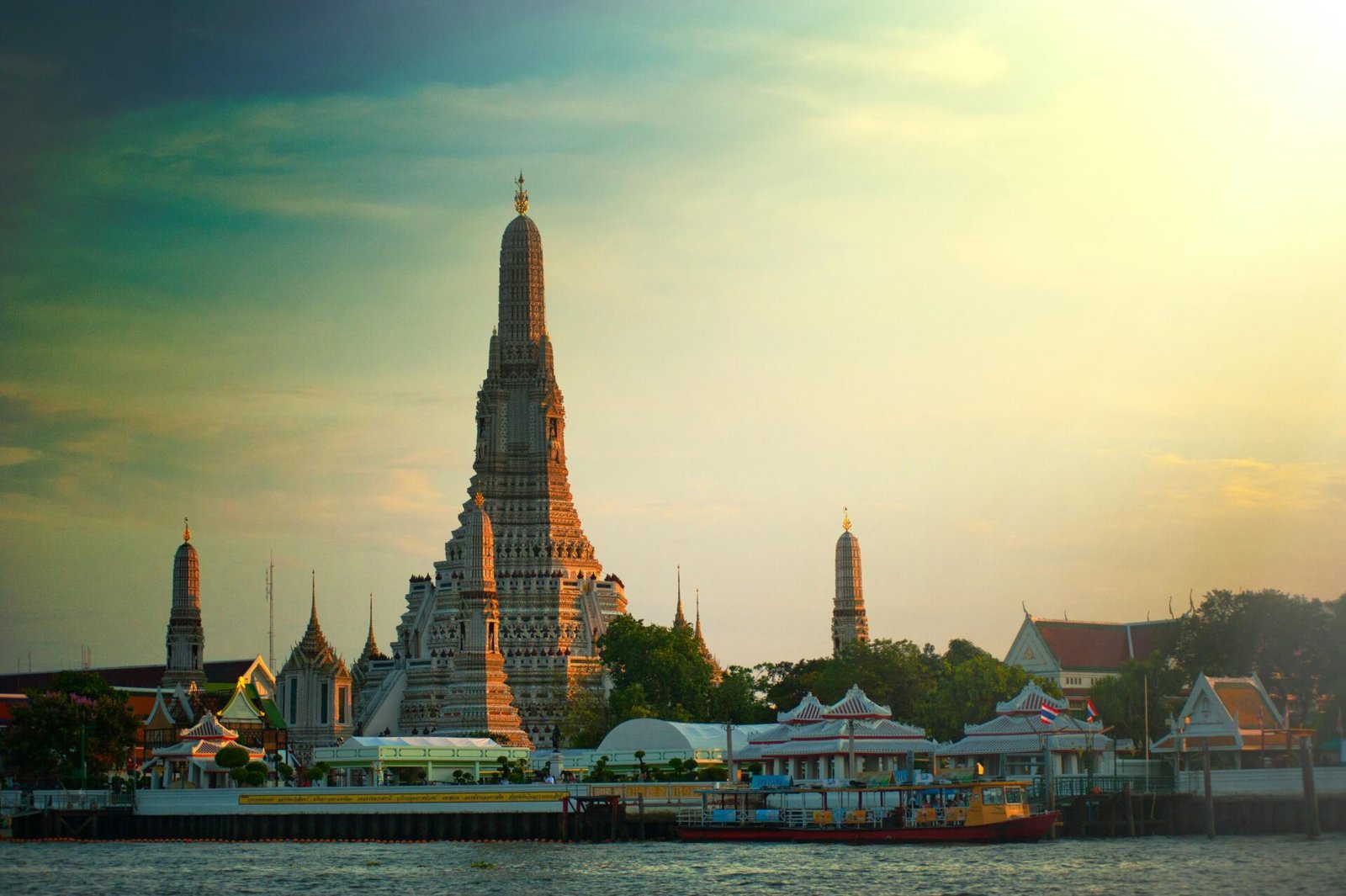 Bangkok: Guía Completa — Templos, Mercados y Vida Nocturna