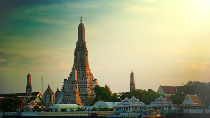 Bangkok Complete Guide: Temples, Markets & Nightlife