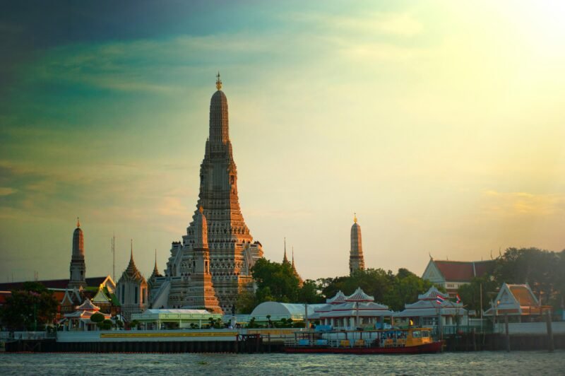 Bangkok Complete Guide: Temples, Markets & Nightlife