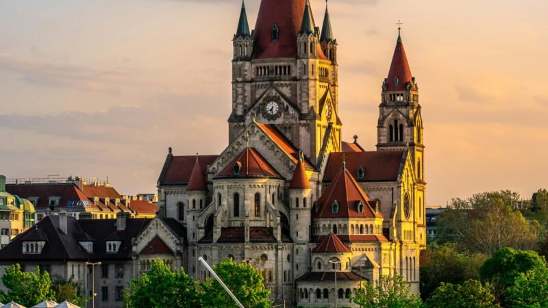 Viena: Guía Completa — Palacios, Música y Qué Hacer